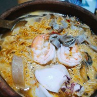 เมนูของร้าน ข้าวหอม หมูทอด ใบกะเพรา วังหลัง