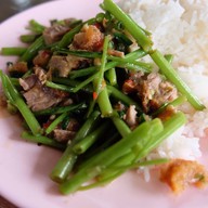 เมนูของร้าน บัวสุวรรณ ราดหน้ายอดผัก