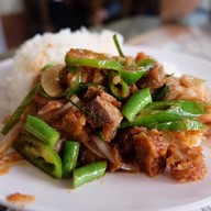 เมนูของร้าน บัวสุวรรณ ราดหน้ายอดผัก