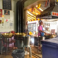 ผัดไทห่อไข่ (ผัดไทกะทะทอง) ถนนขวาง