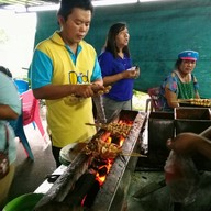 บรรยากาศ ลูกชิ้นปิ้ง ร้านน้องเปิ้ล