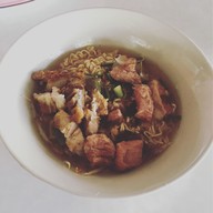 ก๋วยเตี๋ยวกระดูกหมูใบชะมวง