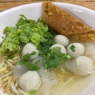 ก๋วยเตี๋ยวลูกชิ้นปลาเยาวราช By เจ๊จ๋า ท่าเรือ