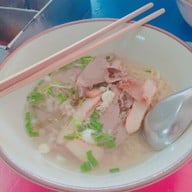 ก๋วยเตี๋ยวเสวยน้อยหลักเมือง