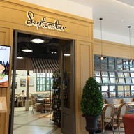 หน้าร้าน September all day cafe Chic Republic Bangna