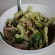 เมนูของร้าน ชายทัยก๋วยเตี๋ยวไก่มะระ ปากทางแยกสุขสมาน