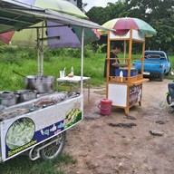 บรรยากาศ ลูกชิ้นลุงเลื่อน สูตรเด็ด สี่เเยกวัดมงคลเศรษฐี