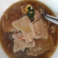 เมนูของร้าน ราดหน้าห่อไข่ ข้าวหมูแดงหมูกรอบ