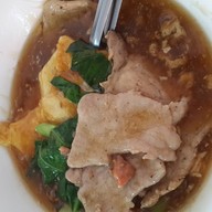 เมนูของร้าน ราดหน้าห่อไข่ ข้าวหมูแดงหมูกรอบ