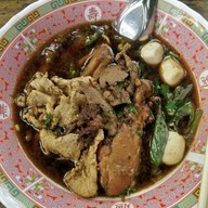 เมนูของร้าน ก๋วยเตี๋ยวจัดหนัก