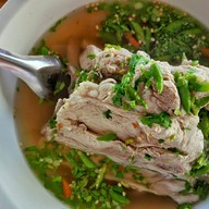 เมนูของร้าน ก๋วยเตี๋ยวหมูตำลึง นายเอก ร่มเกล้า