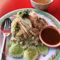 เมนูของร้าน ข้าวมันไก่ใบเตย ขาหมูรสเด็ด