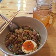 เมนูของร้าน ก๋วยเตี๋ยวไข่ต้มยำ