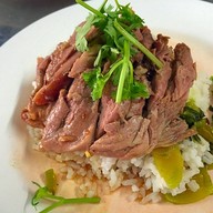 ข้าวหมูแดงนครปฐม ( นาเกลือ )