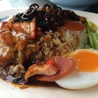 เมนูของร้าน ชุนฮั้วบะหมี่เกี้ยวปู/หมูแดง หน้าโรงพักแปดริ้ว  ฉะเชิงเทรา