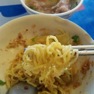 เมนูของร้าน ก๋วยเตี๋ยวไข่ต้มยำ 3 รส กาดมาลิน