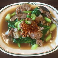 เมนูของร้าน ราดหน้าไฟแดง ครัวอัปสร เอกมัย เสรีมาร์เก็ต