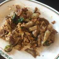 เมนูของร้าน ราดหน้าไฟแดง ครัวอัปสร เอกมัย เสรีมาร์เก็ต