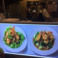 ราดหน้าไฟแดง ครัวอัปสร เอกมัย เสรีมาร์เก็ต