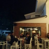Neuf 9 คาเฟ่ ผับ แอนด์ เรสเทอรอง