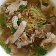 ก๋วยเตี๋ยวข้างวัดพญาชมภู