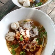 เมนูของร้าน ก๋วยเตี๋ยวแหลมแท่น