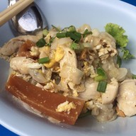 ก๋วยเตี๋ยวคั่วไก่-หมู ตรอกสุกร