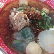 เมนูของร้าน แม่ตุ้ยก๋วยเตี๋ยวปากหม้อ ตลาดน้ำบางคล้า