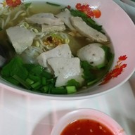 เมนูของร้าน ก๋วยเตี๋ยวลูกชิ้นใหญ่