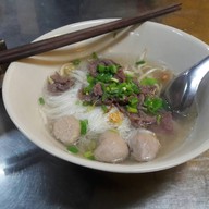 เมนูของร้าน ก๋วยเตี๋ยวเฮียธง ลูกชิ้นเนื้อวัว