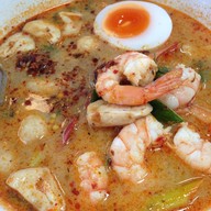 รสแซ่บ ก๋วยเตี๋ยวต้มยำ ไข่หวาน แผงขายอาหารข้างตึก ITF