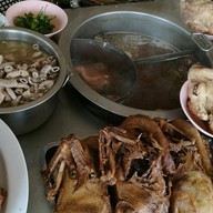 เมนูของร้าน แม่จันต้มเลือดหมู เกาเหลาเป็ด