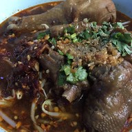 ชายทัยก๋วยเตี๋ยวไก่มะระ ปากทางแยกสุขสมาน
