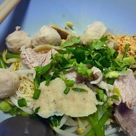 ก๋วยเตี๋ยวลูกชิ้นหมูพริกกะเหรี่ยง