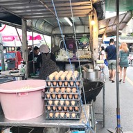 หน้าร้าน ผัดไทยแม่ทองใบ ตลาดโต้รุ่งศาลเจ้า