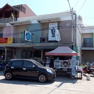 หน้าร้าน เจ๊เล็กข้าวหมูทอด
