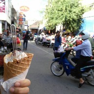 บรรยากาศ ไอศกรีมป่าตัน ในตรอกเล่าโจ๊ว