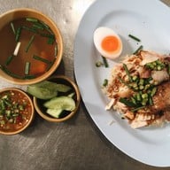 เมนูของร้าน ข้าวมันไก่เจ๊ตา