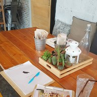 Atmosphere of Hungry Bird : Eatery & Bar