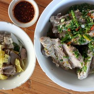 เมนูของร้าน ก๋วยเตี๋ยวหมูตำลึง นายเอก ร่มเกล้า