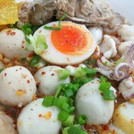 เมนูของร้าน ก๋วยเตี๋ยวต้มยำสายบันเทิง