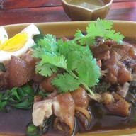 เมนูของร้าน ก๋วยเตี๋ยวเรือเหลี่ยม