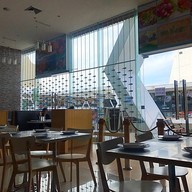 บรรยากาศ Platoo Restaurant บีไฮฟ์ เมืองทอง