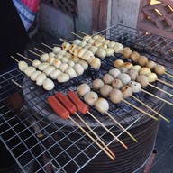 บรรยากาศ ลูกชิ้นปิ้งป้าสาย