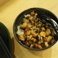 เมนูของร้าน โทมาโตนู้ดเดิ้ล ซอยธนิยะ