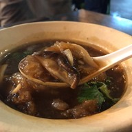 เมนูของร้าน หูฉลามน้ำแดงบรั่นดี น้องนิว เยาวราช