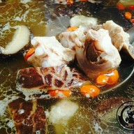 ลุงเท่งยกนิ้ว