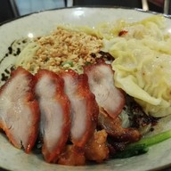 เมนูของร้าน ปู๊ตี่บะหมี่เกี๊ยวกุ้ง MRT สามย่าน