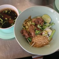 เมนูของร้าน ก๋วยเตี๋ยวไก่ตุ๋นรสเด็ด ซอยประดิษฐ์มนูธรรม 3