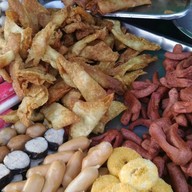 ทองสุขลูกชิ้นทอด ป้าวัลย์เจ้าเก่า